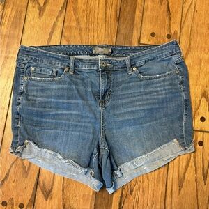 Torrid Mid-Rise Medium Wash Rolled Hem Jean Shorts Size 18 J4